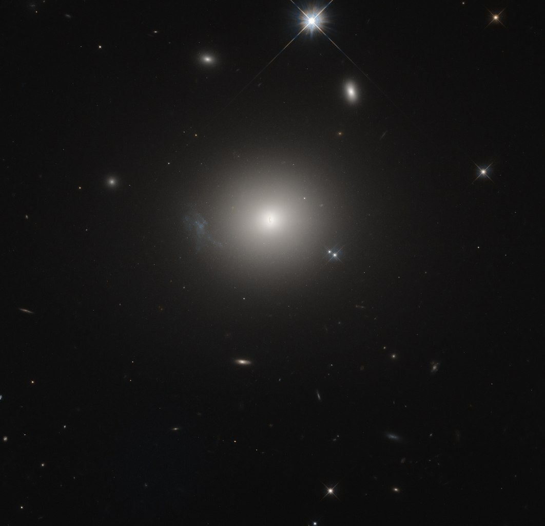 NGC 7385 - эллиптическая галактика в созвездии Пегас